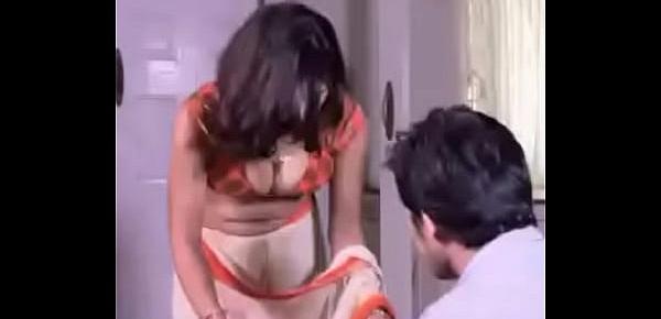  Sonam bhabhi in saree dropping boobs show to devar